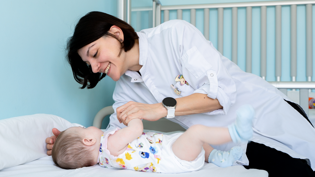 Мария Саморукова, руководитель программы "Дети в больнице" БФ "Дорога жизни" с малышкой