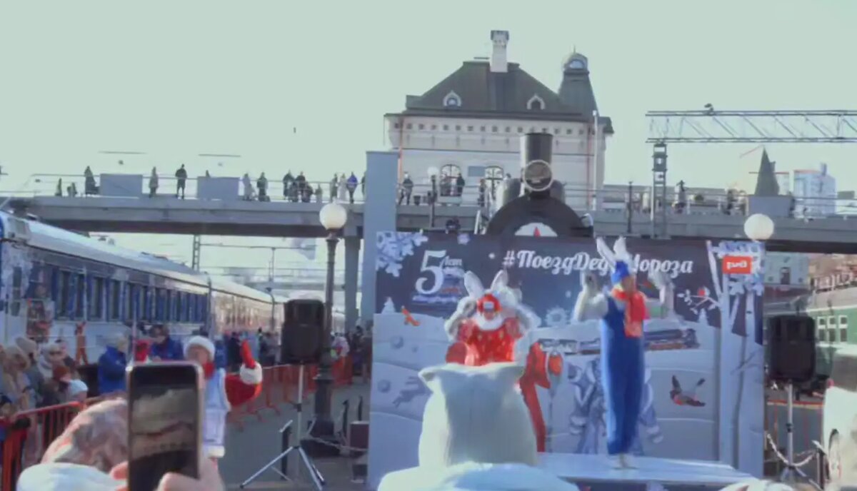    Поезд Деда Мороза во Владивостоке. Фото: скриншот видео из telegram-канала «Телеграмма РЖД»