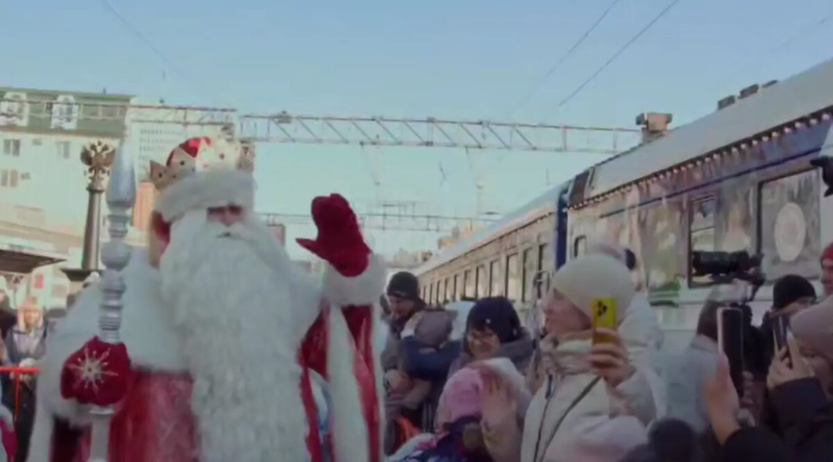    Поезд Деда Мороза во Владивостоке. Фото: скриншот видео из telegram-канала «Телеграмма РЖД»