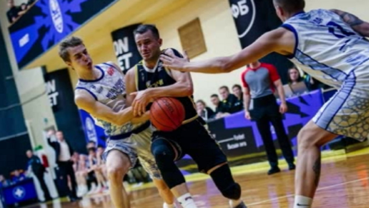    Спустя год курский мужской баскетбольный клуб «Русичи» провел домашние игры на родном паркете