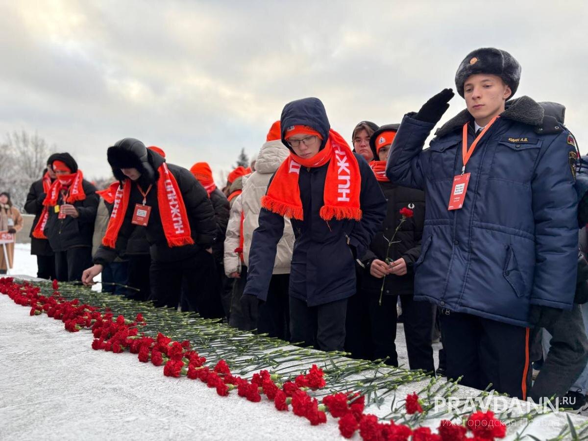    Ребята возложили цветы к Вечному огню и памятнику «Мать-родина»