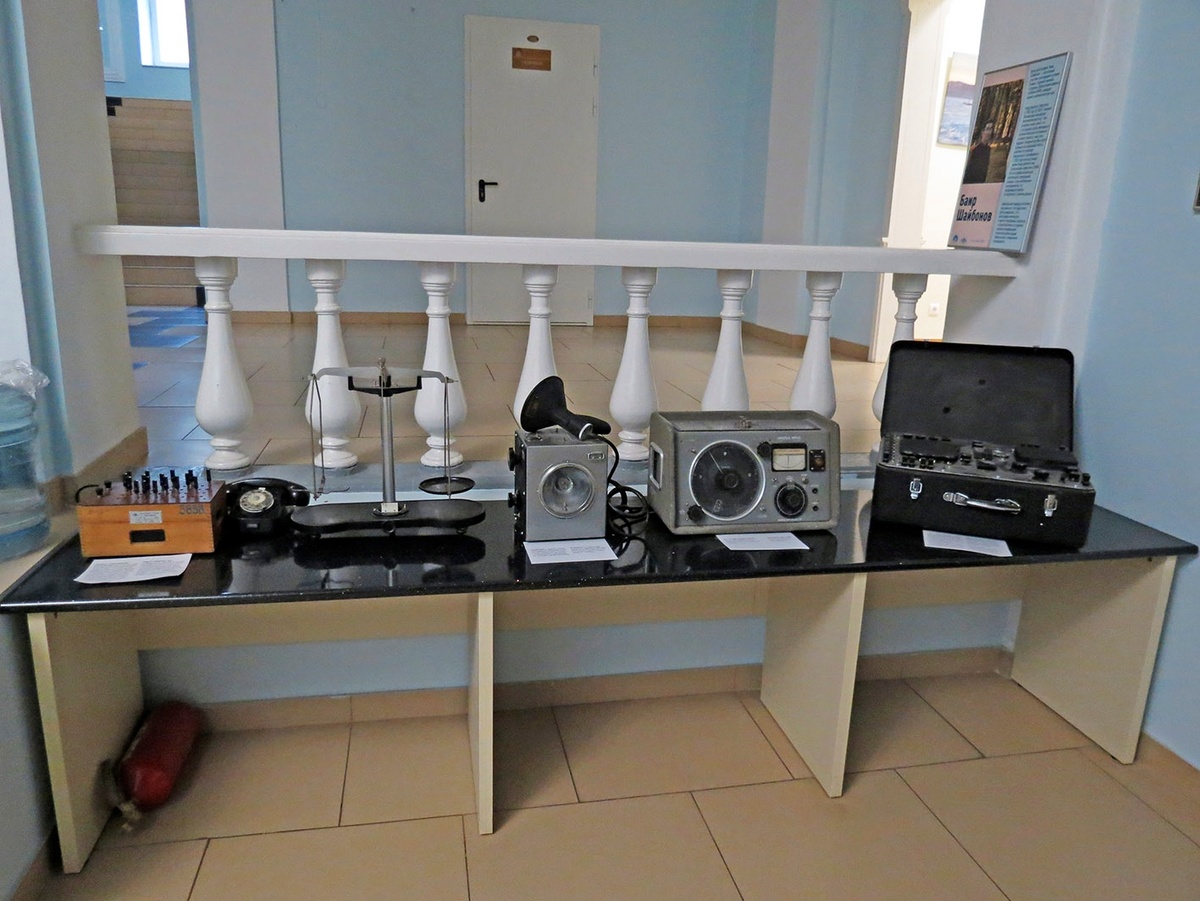 В фойе главного корпуса