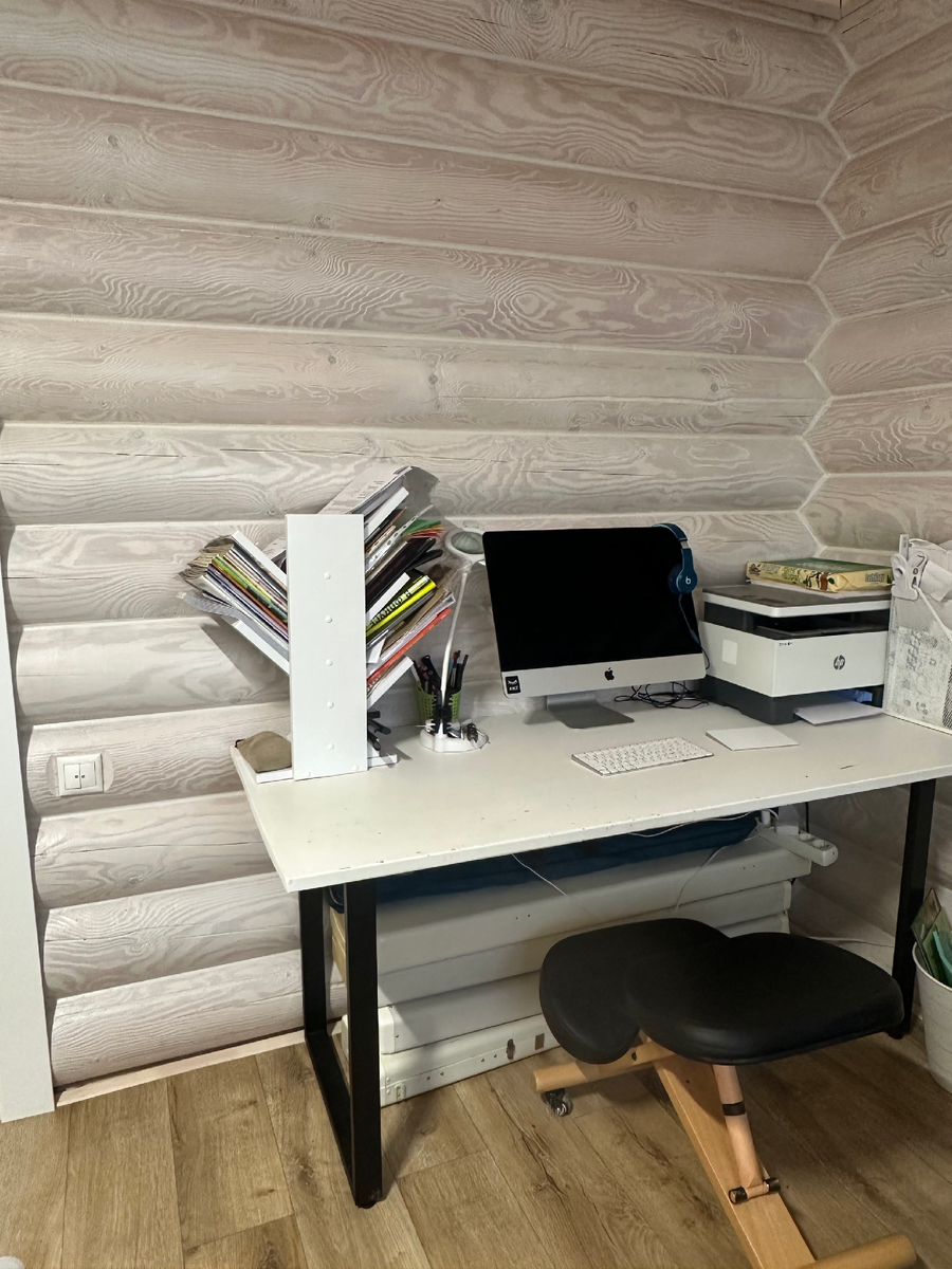 Сижу спиной к окну и остальному пространству, слева дверь. Такое расположение помогает мне фокусироваться на деле в моменте. 