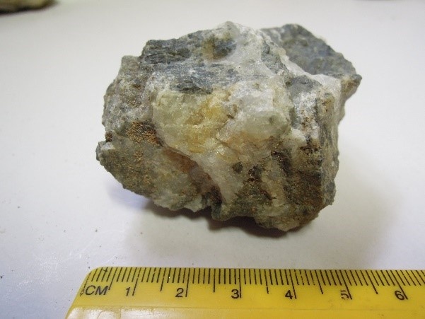 Вольфрамит (вверху), шеелит (внизу) (Фото: Jan Helebran/Flickr, CC BY-SA 2.0)