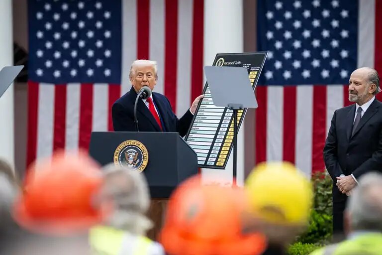    Президент США Дональд Трамп 2 апреля 2025 года во время объявления масштабных импортных пошлин. Фото: White House / Flickr