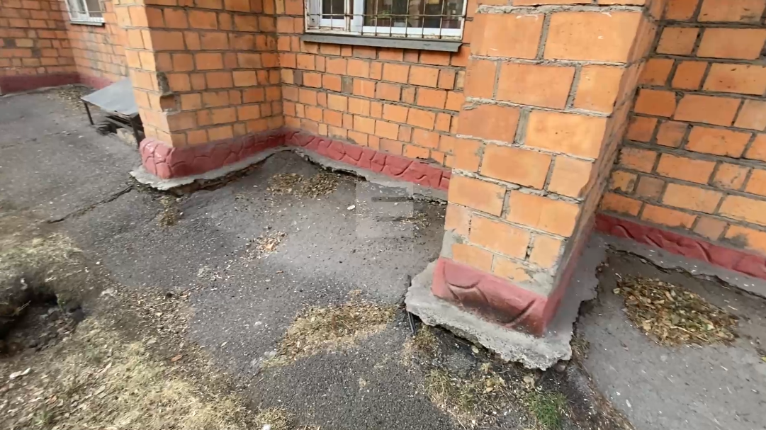     В Красноярске у девятиэтажки рядом с аварийным домом на Бограда просел асфальт