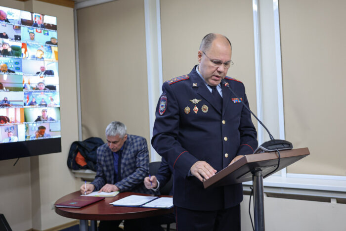 Полковник полиции рассказывает о пресечении нарушений в сфере миграции / Фото: Игорь Новиков – пресс-служба правительства Приморского края