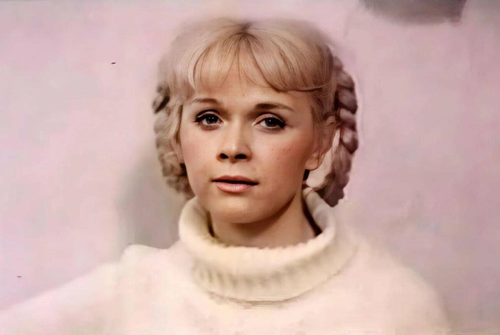 Людмила Гаврилова начала сниматься в кино с 1971 года, еще будучи студенткой театрального училища. 