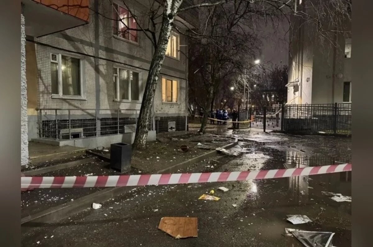    Тело выбросило во двор.