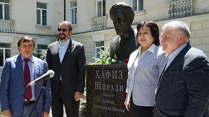    Памятник Хафизу Ширази в городе Махачкала (Республика Дагестан, Россия), расположенный на территории Дагестанского государственного университета. Источник фото: пресс-служба Дагестанского государственного университета.