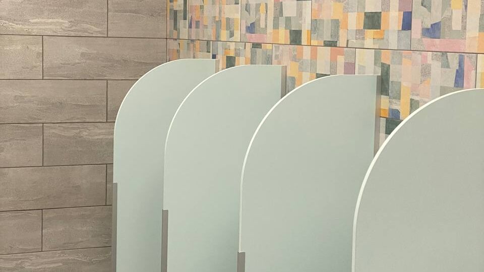 Почему ЛДСП-перегородки стали стандартом в современных коммерческих помещениях 🚪✨