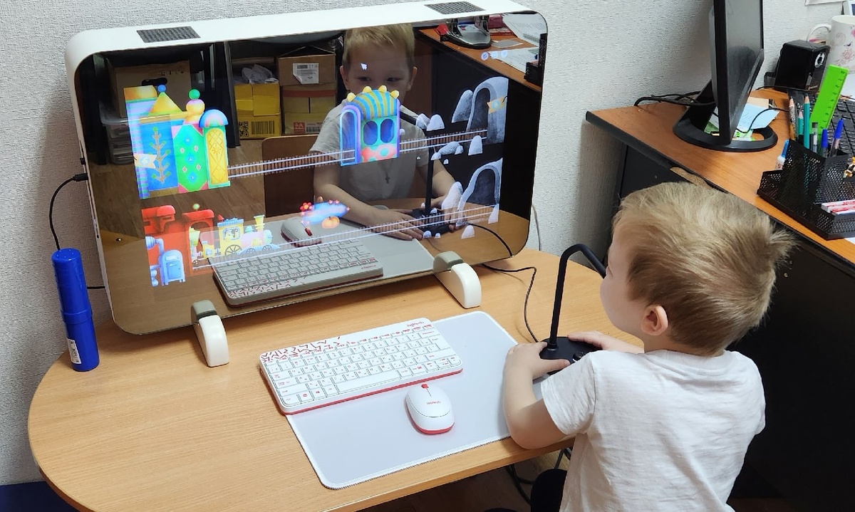 Петя с лого-зеркалом 