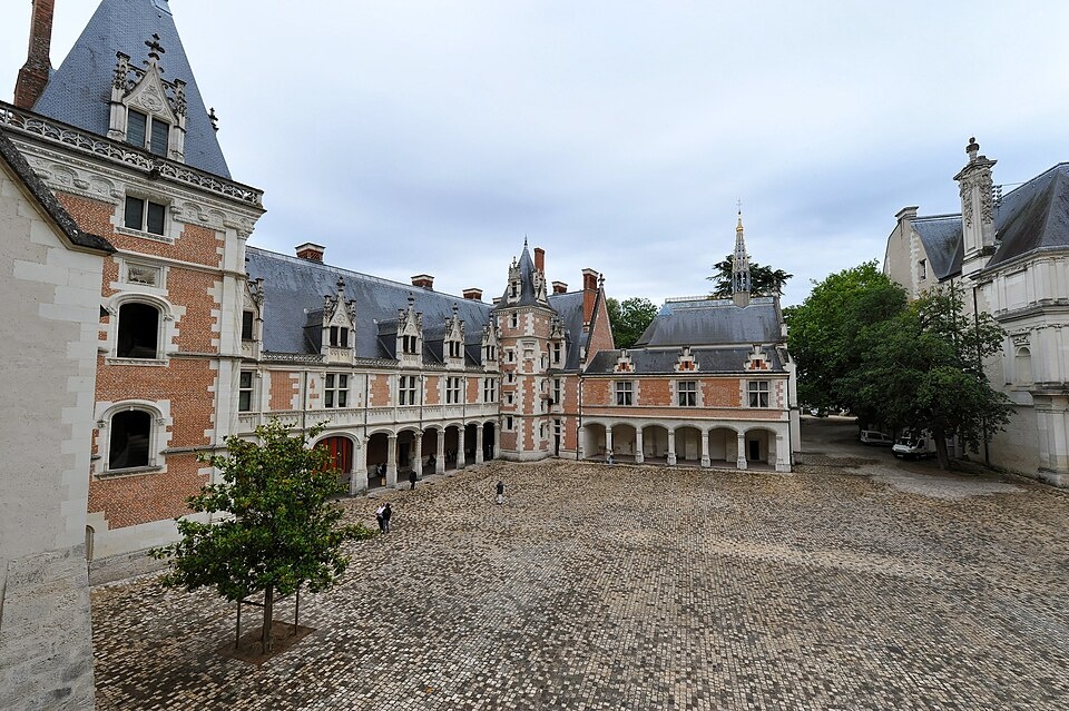  Крыло замка Блуа Людовика XII и галерея Карла VIII. Источник: By Gilles - Flickr: Blois - Le Château, CC BY 2.0, https://commons.wikimedia.org/w/index.php?curid=15966705
