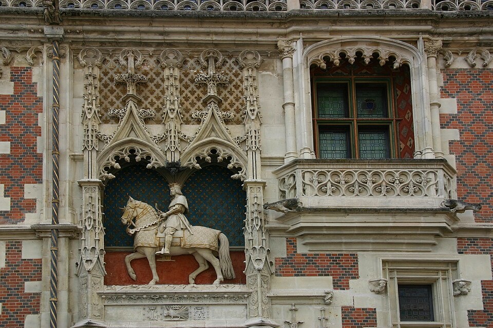 Замок Блуа. Знаменитая конная статуя людовика XII , выполненная в стилн пламенеющей готики., украшает один из входов в замок. Источник: By Gerd Eichmann - Own work, CC BY-SA 4.0, https://commons.wikimedia.org/w/index.php?curid=79574979