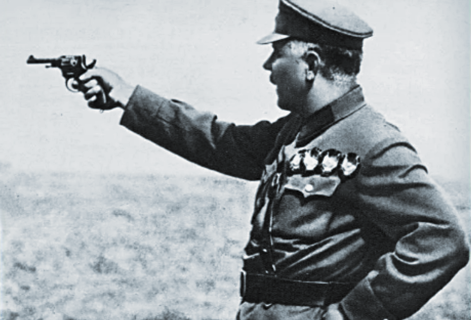 Климент Ворошилов упражняется в стрельбе.