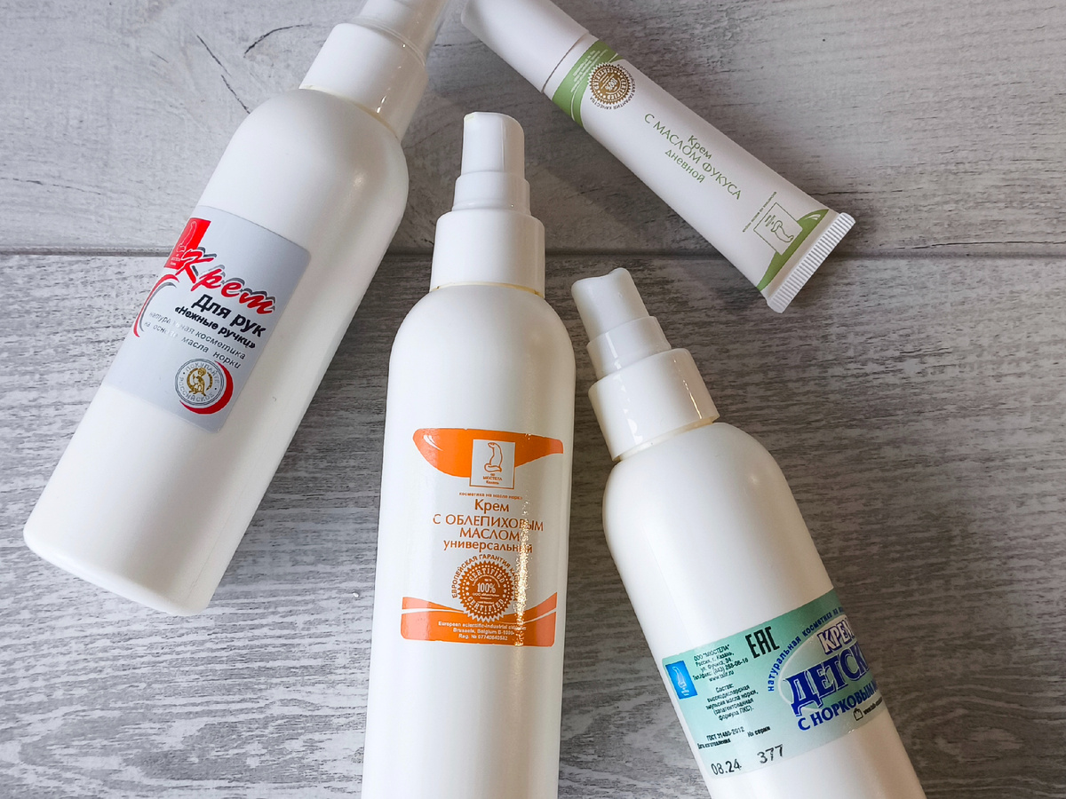 Сейчас активно домазываю облепиховый крем. Для ребенка, соответственно, детский. Очень хороший крем для рук - впитывается за секунды. Крем для глаз тоже отличный. Еще здесь должно быть молочко для тела, но оно закончилось буквально на днях, и банку я разрезала, чтобы добыть все остатки-сладки. Также в качестве умывался использую крем-мыло "Мюстела", беру сразу тару 1 литр и разливаю в диспенсер, очень удобно. Ребенка мою этим же крем-мылом, оно гипоаллергенное, больше никаких шампуней-гелей для душа ему не беру.