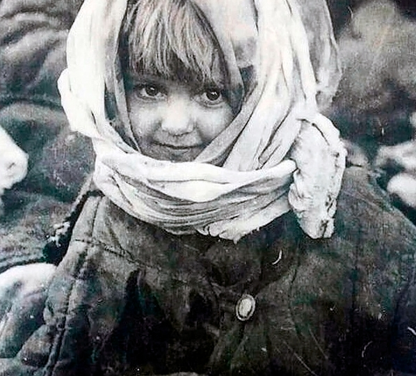 Ее улыбка спасла семью от расстрела. Но через год она услышала от тети страшный шепот: «Дышите глубже, детки, чтоб не мучиться»