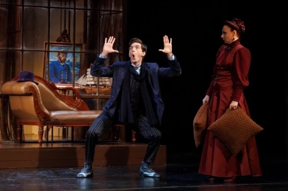    Освальд (Алексей Кручинин) и его мать госпожа Алвинг (Елена Ряшина).