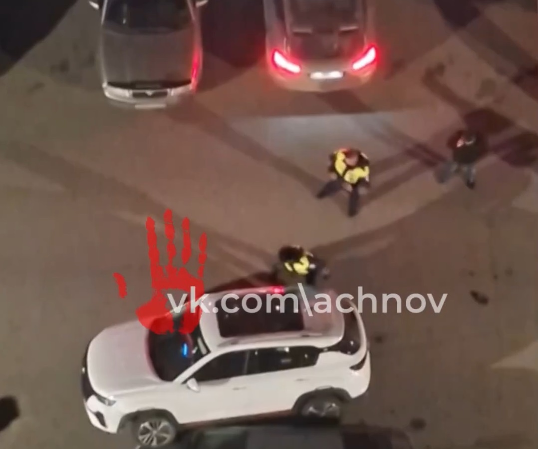 Полиция пытается вытащить гонщика из авто