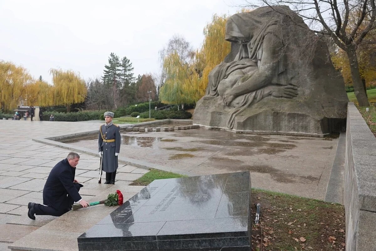    Андрей Бочаров почтил память защитников Сталинграда на Мамаевом кургане