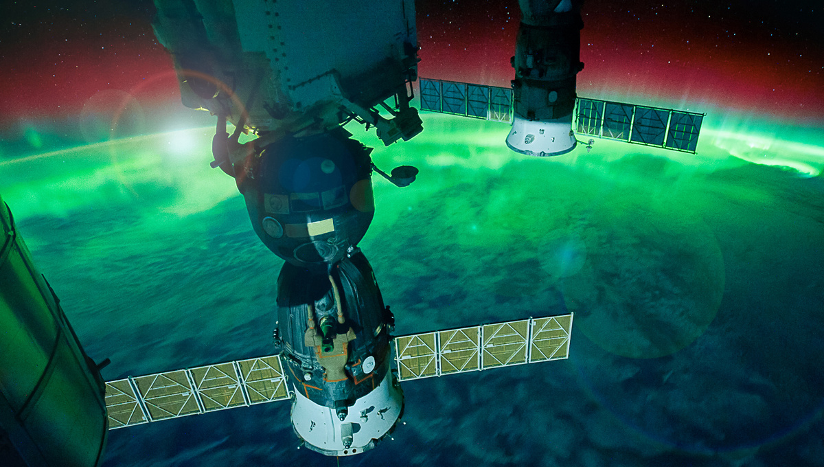     Фото: Elena11/Shutterstock/FOTODOM Цвет свечения зависит от того, с каким именно «ингредиентом» атмосферы столкнулись солнечные частицы и на какой высоте это случилось