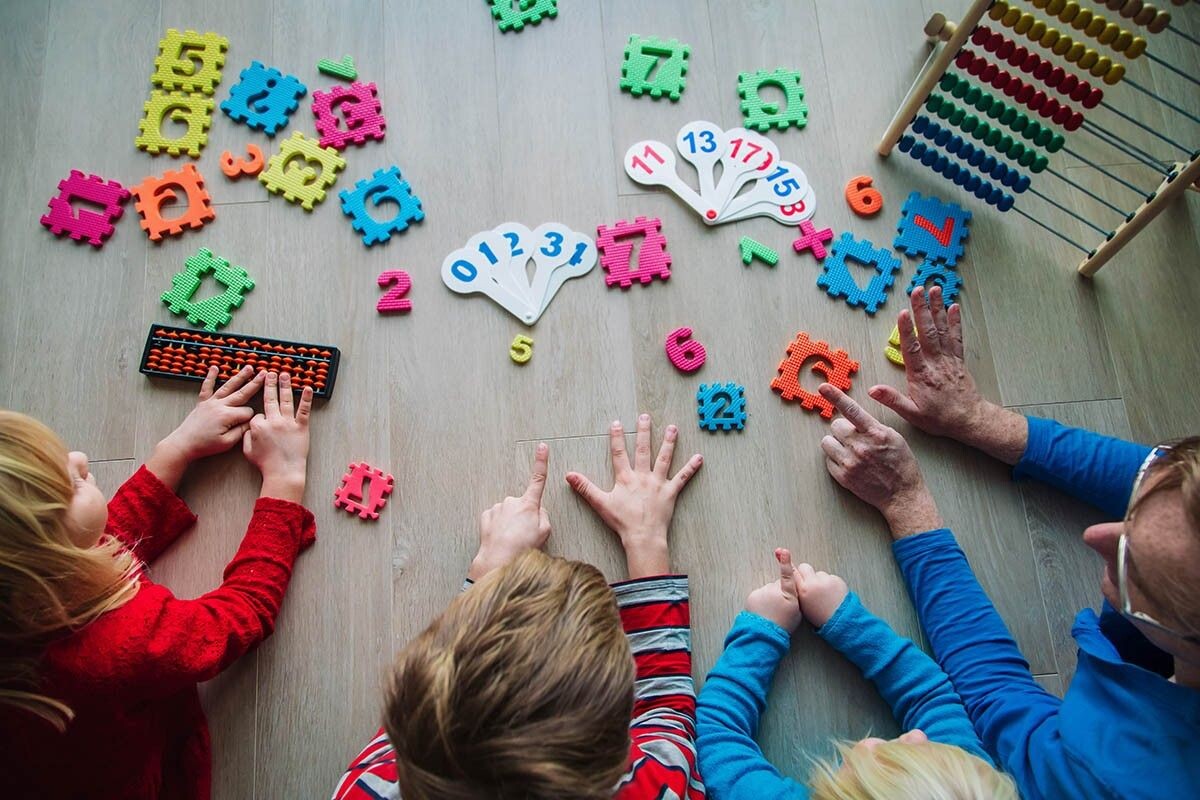 Если подавать уроки как игру, ребенок с интересом присоединится. Источник: NadyaEugene / Shutterstock / FOTODOM📷
