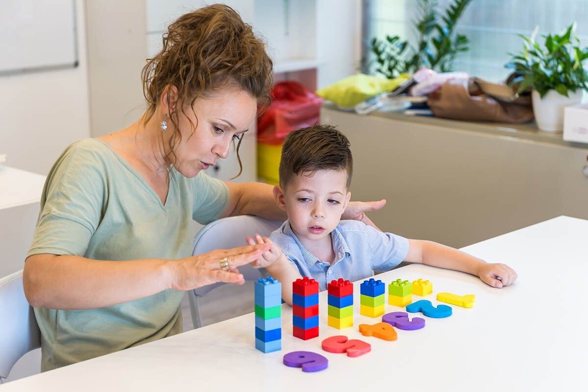 В математике важны не только цифры, но и навыки сравнивать, группировать и находить закономерности. Источник: Dobo Kristian / Shutterstock / FOTODOM📷
