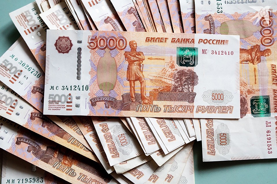    Счастливчик работает мастером-приемщиком металла в пункте заготовки вторичного сырья, его супруга - мастер ногтевого сервиса. Антон ЗАБИРОВ