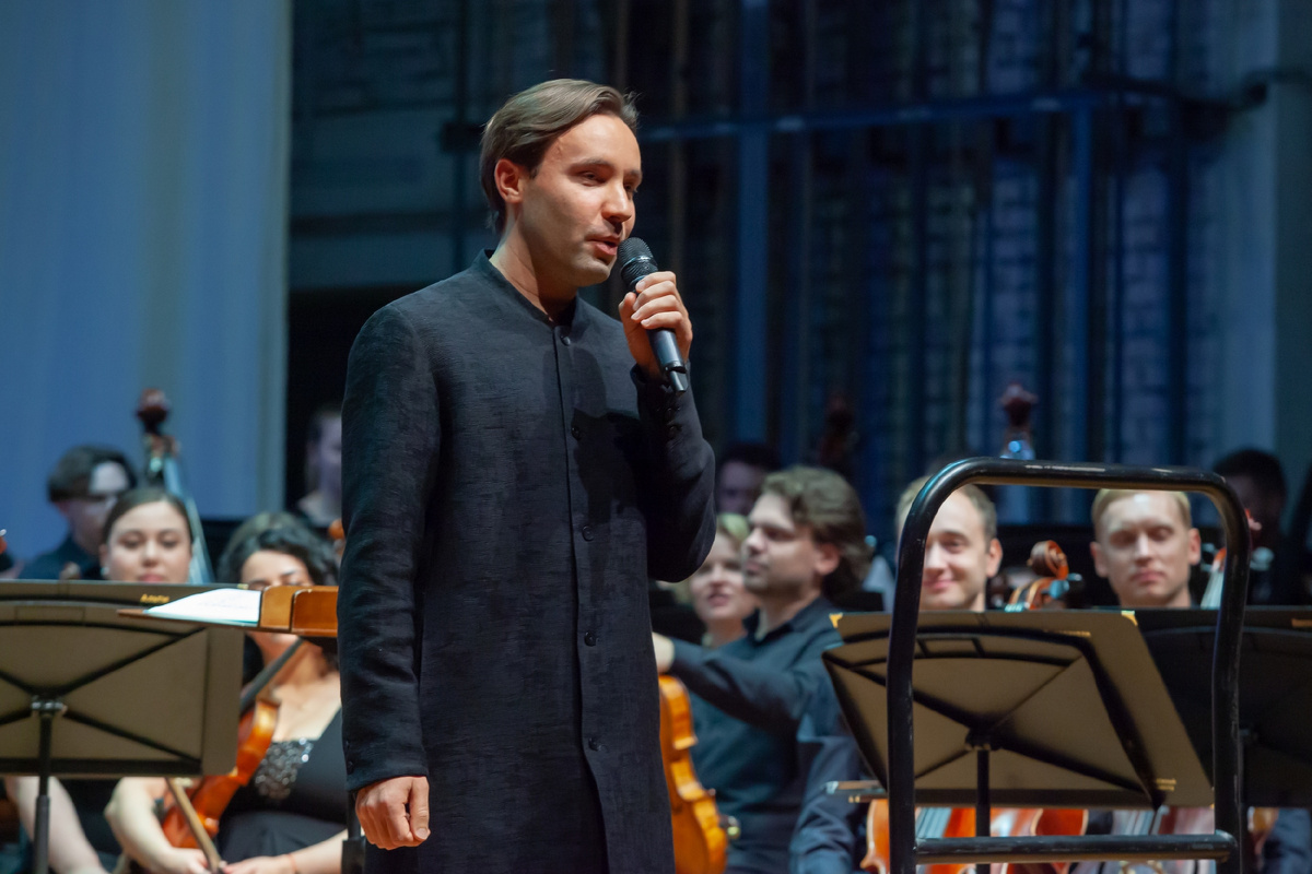 Ярослав Тимофеев на сцене владимирской филармонии