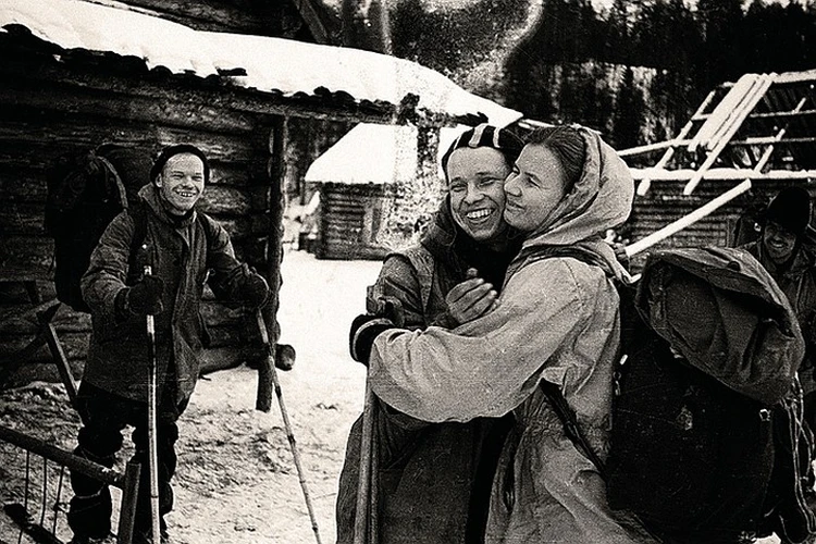 Игорь Дятлов  наблюдает, как Людмила Дубинина прощается с Юрием Юдиным (он не смог пойти в поход).  Фото: Фонд памяти группы Дятлова