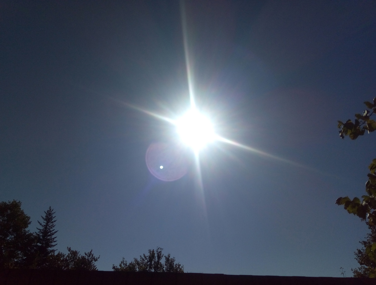 Яркое Солнце на безоблачном небе