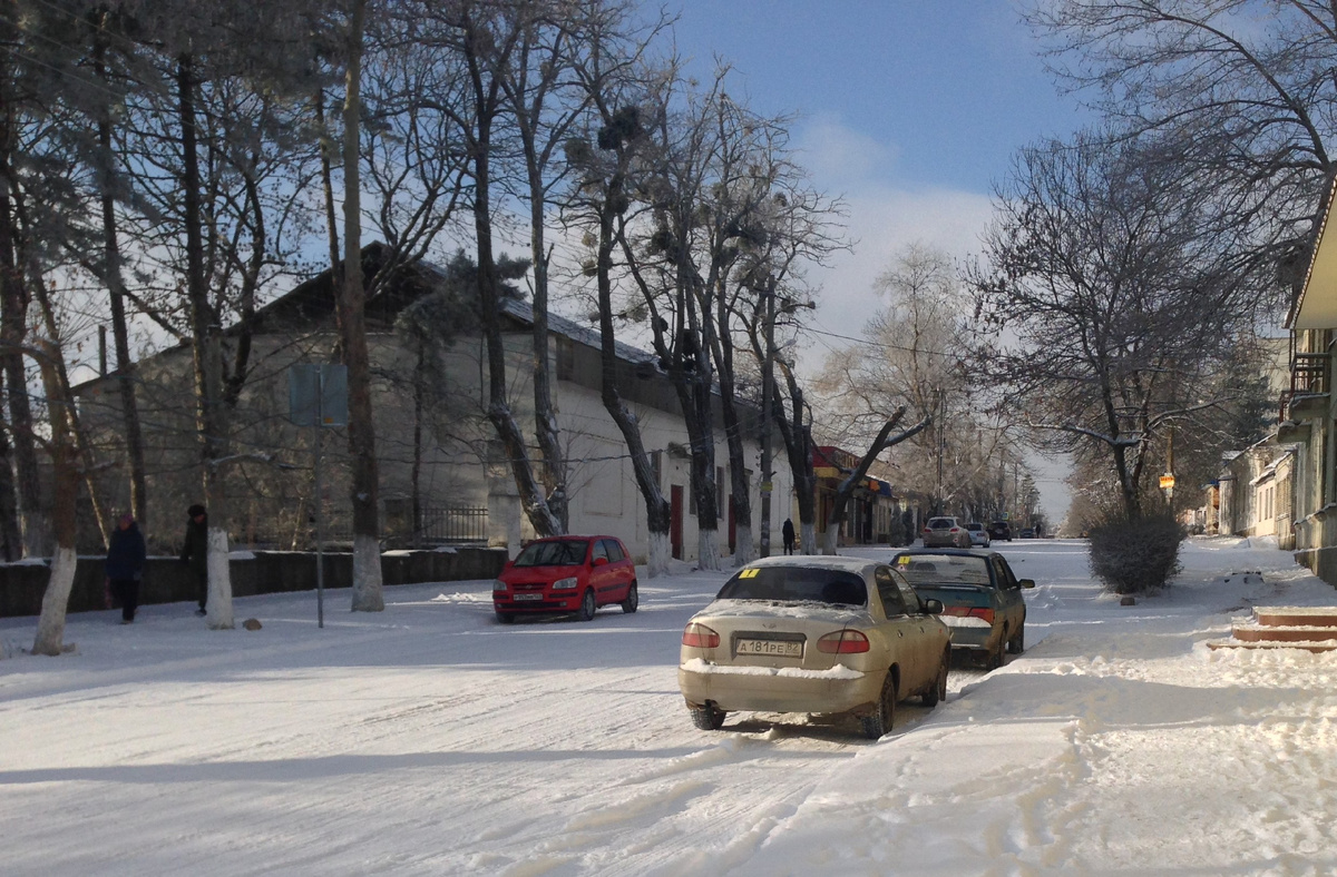 Белое здание в левой части снимка - это старый Старокрымский ДК в январе 2018 г., уже неработающий, аварийный. Снег и мороз - это нормальное явление для Старого Крыма, как правило, недолго держится, но случается каждую зиму.