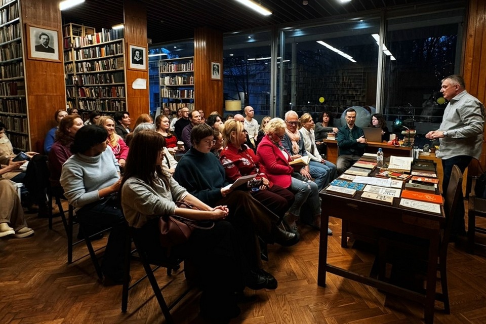    В библиотеке знаменитого писательского Дома творчества Переделкино Соцсети