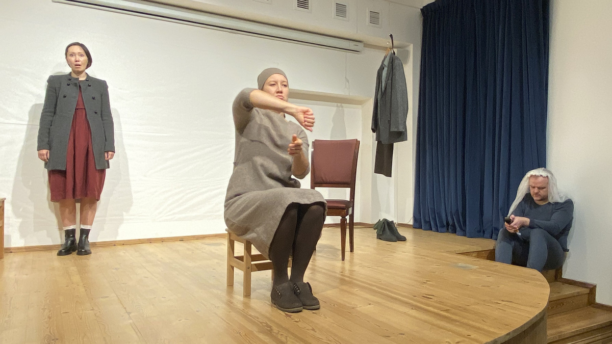 Актерская инсталляция перед началом спектакля "Кроткая" 