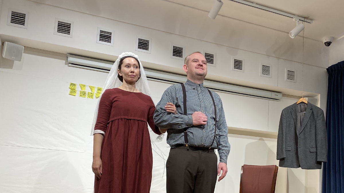 Сцена из спектакля "Кроткая" 