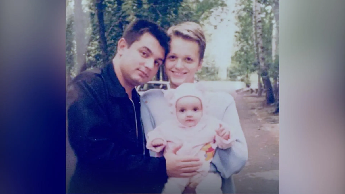 Первым возлюбленным артистки стал Константин Морозов — мужчине на тот момент было 25 лет