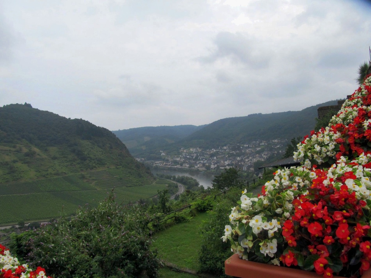 вид из замка на соседний городок 