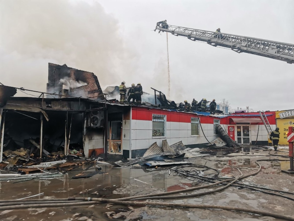    Причиной пожара в сетевом магазине Сургута стал взрыв газового баллона