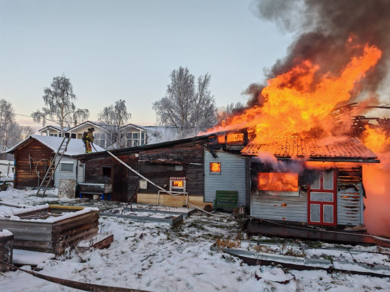    Охваченный пламенем дом в Кеми тушили 15 спасателейГоскомитет Карелии по безопасности