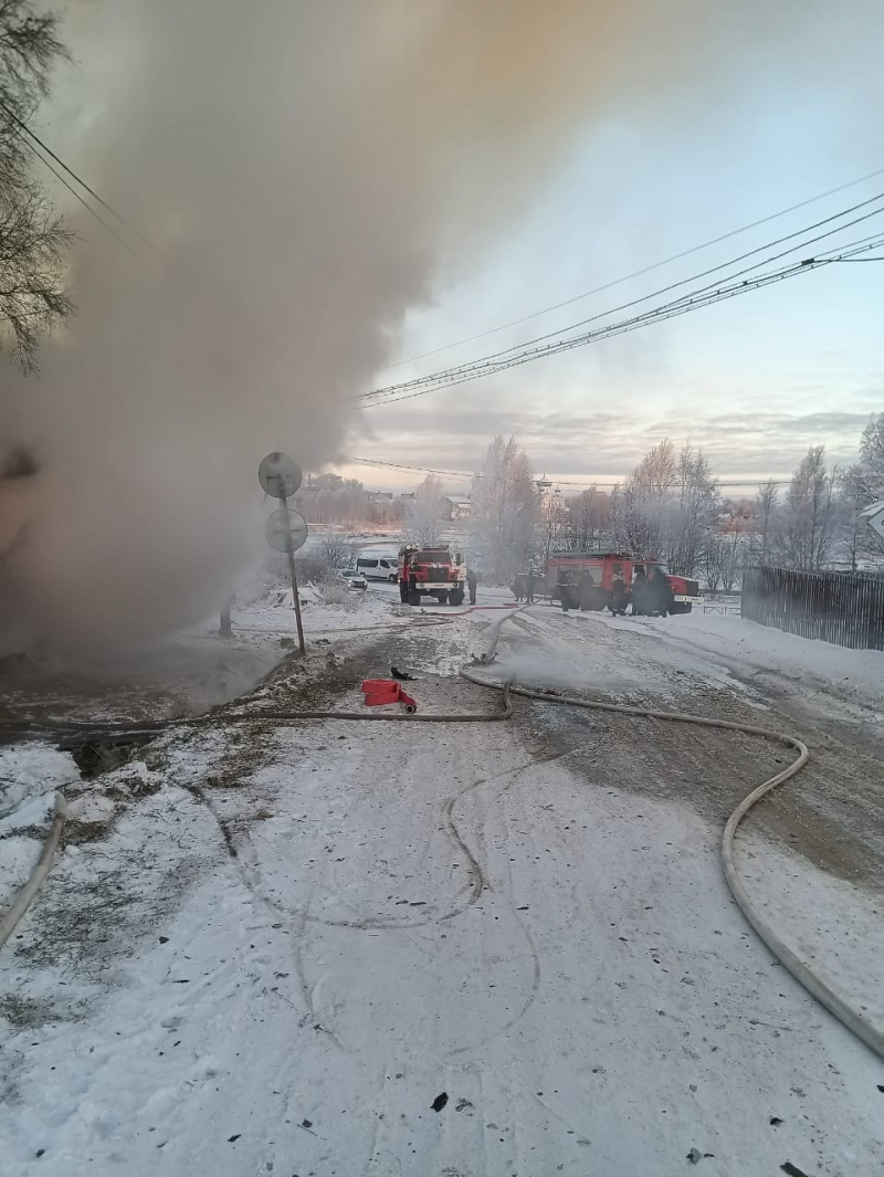    Охваченный пламенем дом в Кеми тушили 15 спасателейГоскомитет Карелии по безопасности