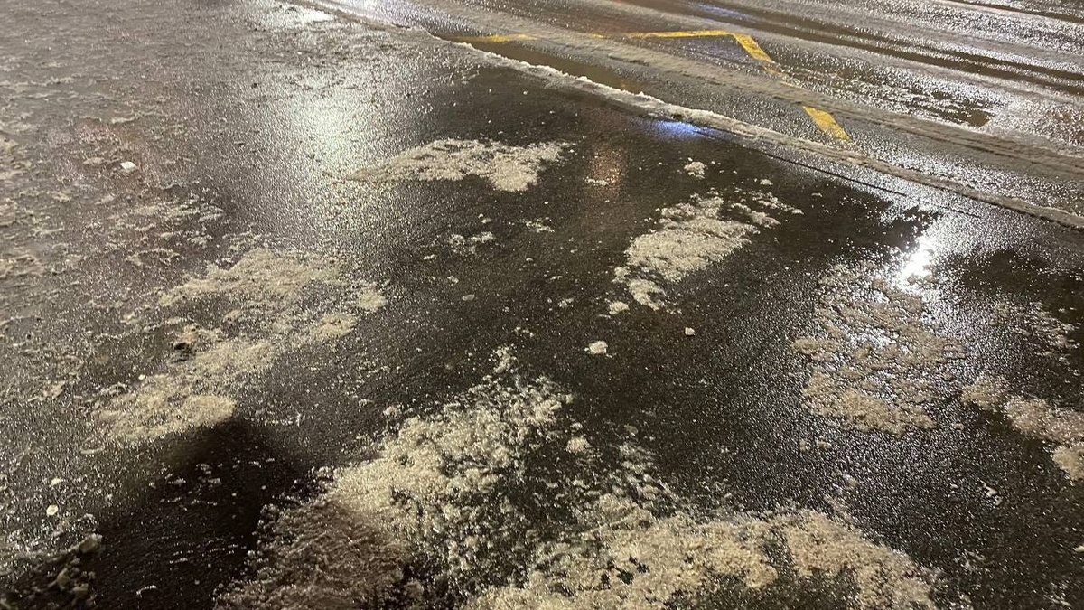    Соляные реагенты у станции метро «Петроградская». Архивное фото: Мойка78