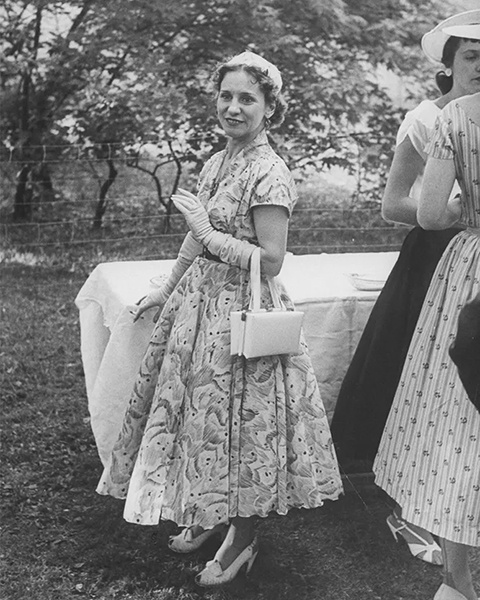 Где только не приходилось танцевать Ольге: на песке, на земле, на каменных плитах, едва ли не в луже мазута. Пуанты превращались в розовые тряпочки, хотя Ольга брала с собой по 12 пар. "Носок проваливался, а я его вытаскивала... От этого одна нога потом стала короче другой, и появилось искривление позвоночника... Но, вы знаете, я была счастлива там, на фронте", — рассказывала потом Лепешинская