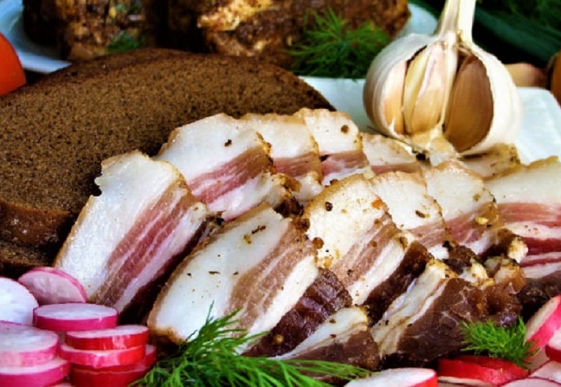 Домашнее сало в рассоле: легкая закуска с холодильника