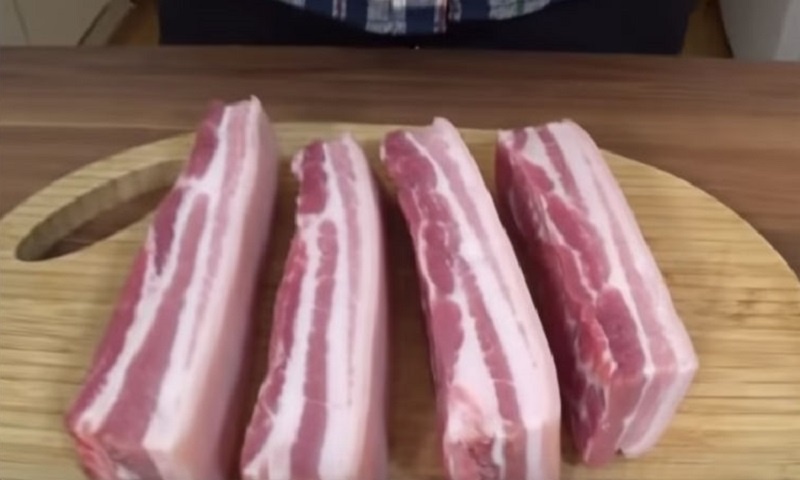 Домашнее сало в рассоле: легкая закуска с холодильника