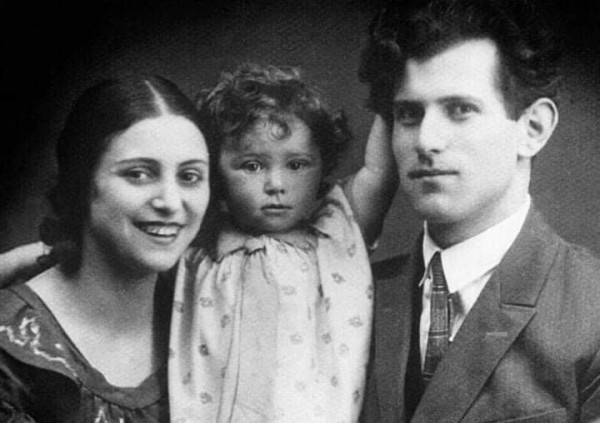 Майя Плисецкая с родителями, 1927 год. Фото Яндекс.Картинки