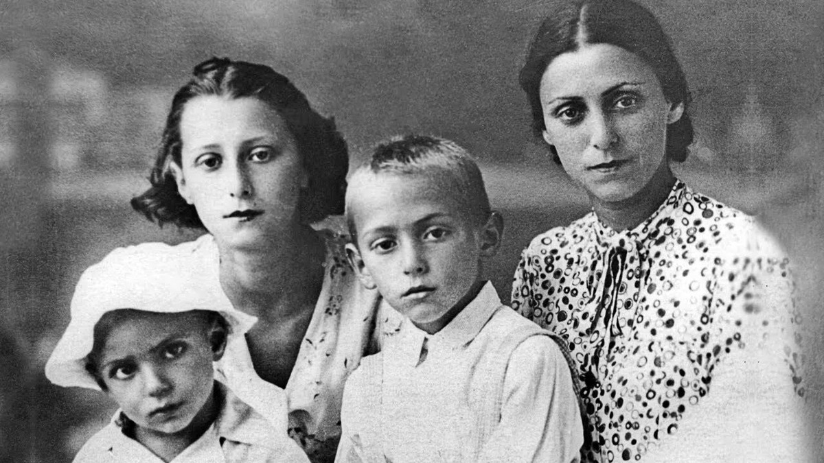 Майя Плисецкая с матерью, братьями Азарием (слева) и Александром. Чимкент (Шымкент), 1939 год. Фото book24.ru