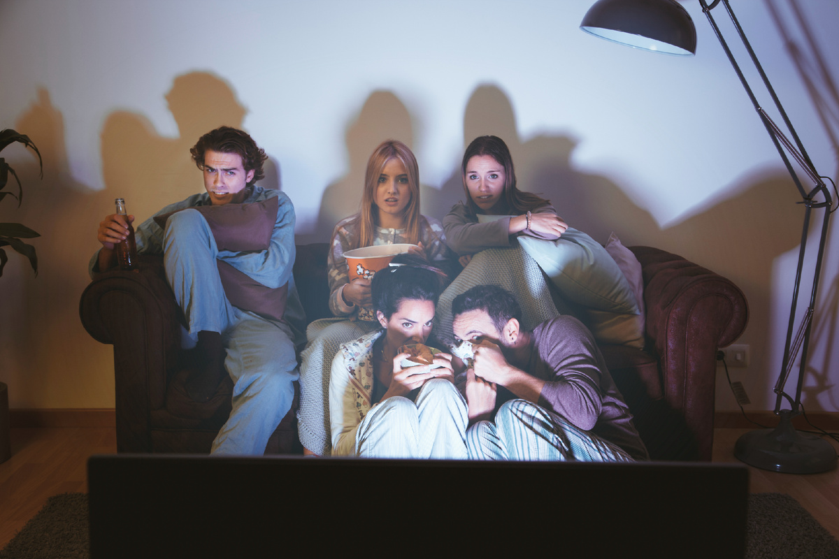 Сериалы же мы можем смотреть в любых условиях — собираясь утром на учебу или на работу, по дороге, вечером перед сном; это связано с тем, что сериалы не требуют таких временных затрат и такого пристального внимания — даже если вы что-то пропустили, то это не скажется на понимании сюжета. Фото: freepik.com