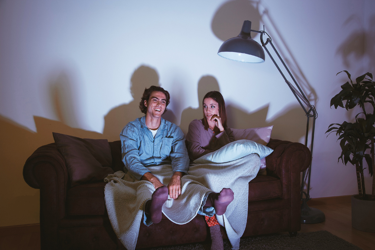 Согласитесь, даже хрущевка в сериале может выглядеть… притягательной и эстетичной. Картинка на экране всегда выглядит так, что ты волей не волей начинаешь завидовать и хотеть такого же — красивой комнаты по своему вкусу, нарядов и макияжей, как в «Эйфории» (подставьте здесь культовый сериал своего поколения — «Секс в большом городе» или «Сплетница»), и, конечно, чтобы бойфрендом был самый огненный парень параллели. Фото: freepik.com