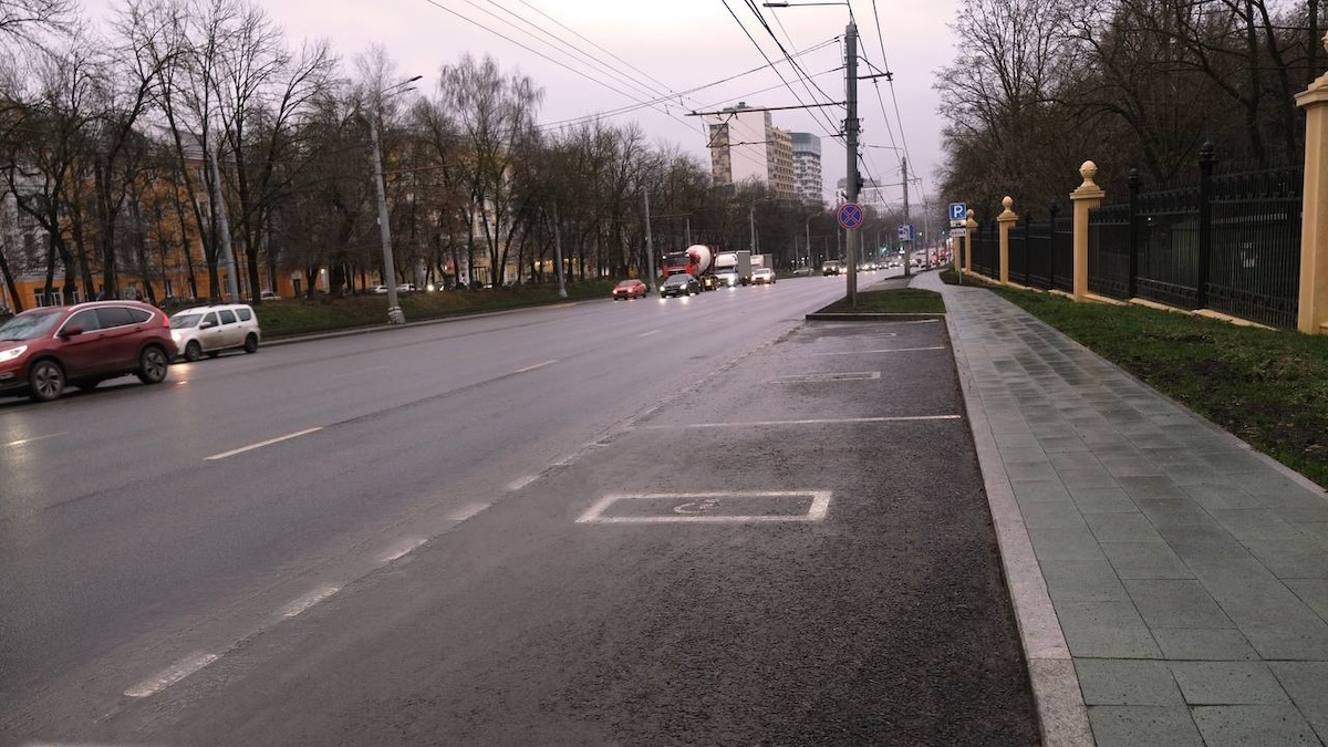    Парковочные места обустроены на участке от улицы Медицинской до улицы 40 лет Октября