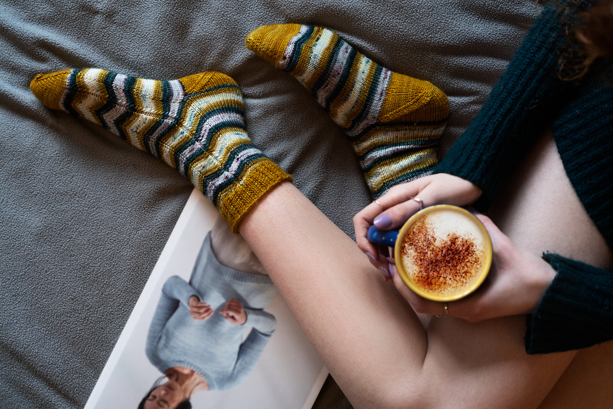 Носки из вручную окрашенной пряжи спицами